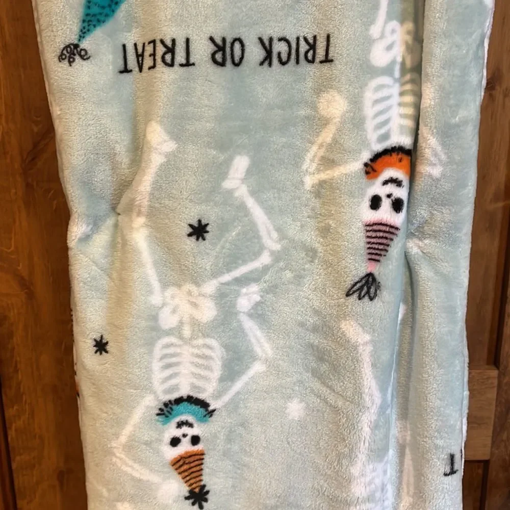NWT  Envogue Halloween skeleton throw